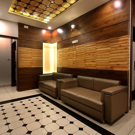 Hotel Midtown Vadodara Kültér fotó