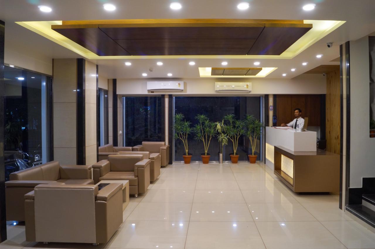 Hotel Midtown Vadodara Kültér fotó