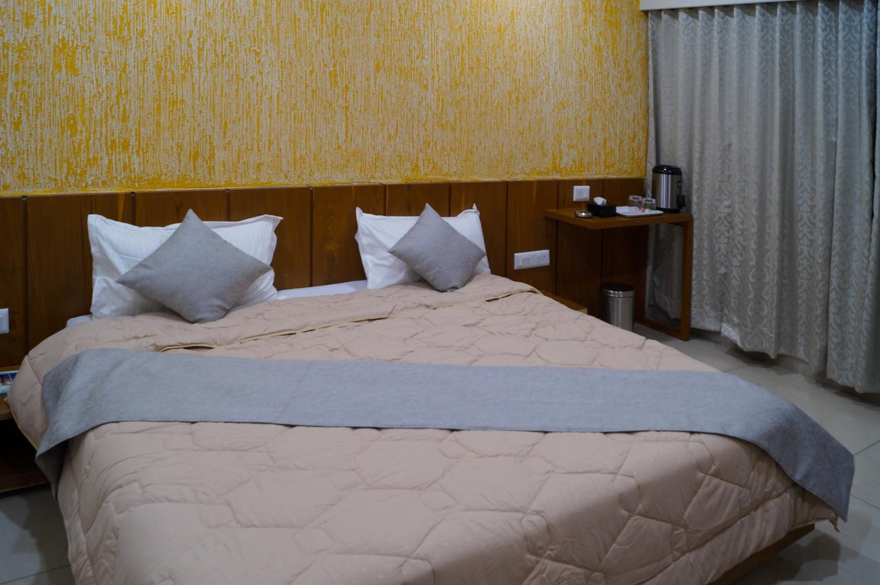 Hotel Midtown Vadodara Kültér fotó
