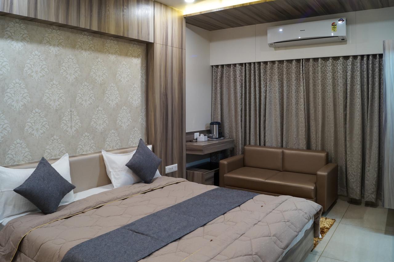 Hotel Midtown Vadodara Kültér fotó