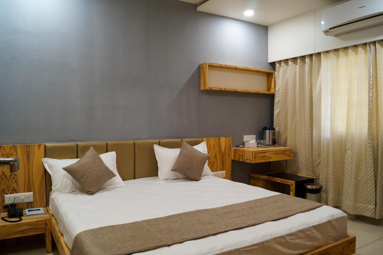 Hotel Midtown Vadodara Kültér fotó