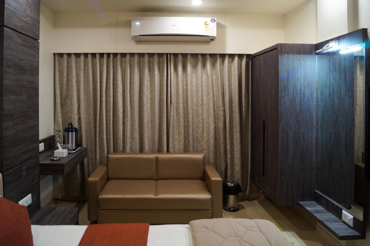 Hotel Midtown Vadodara Kültér fotó