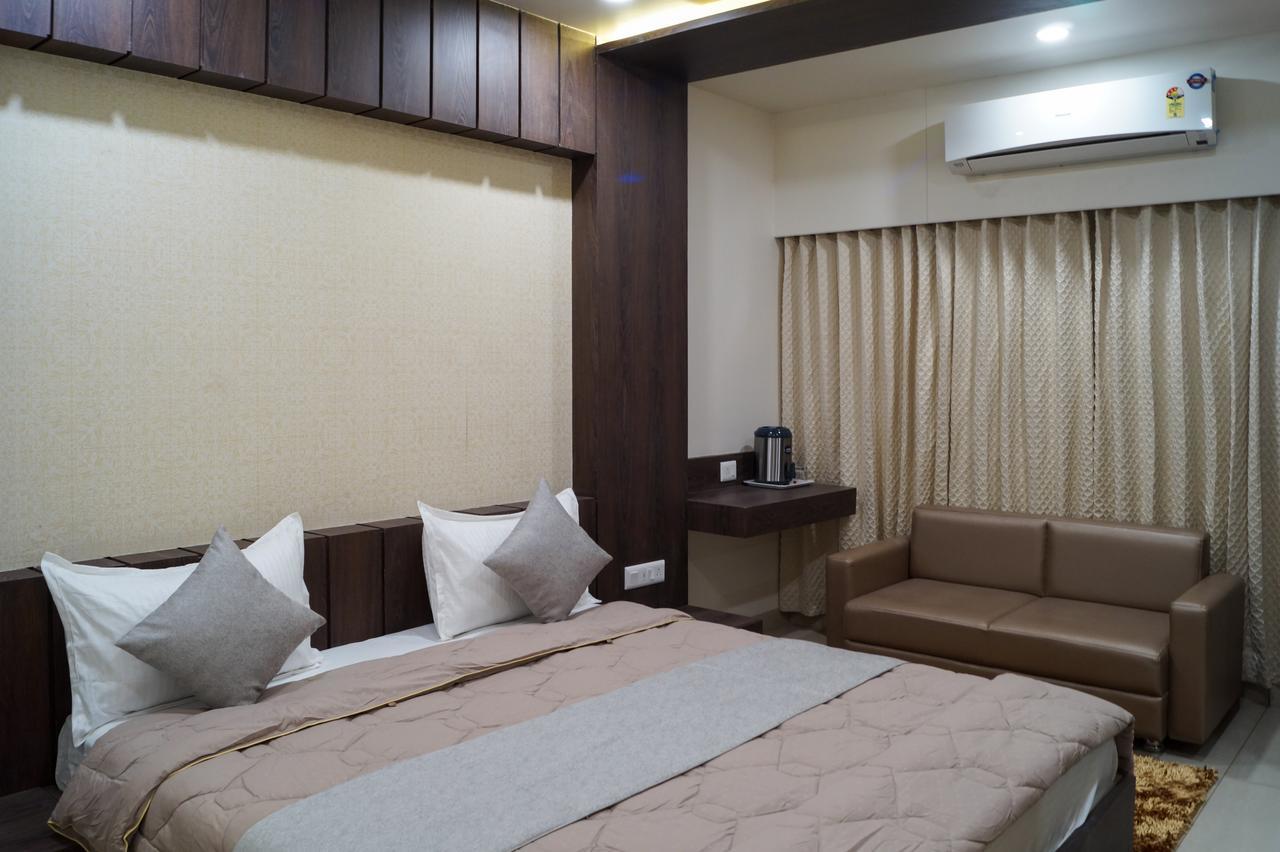 Hotel Midtown Vadodara Kültér fotó