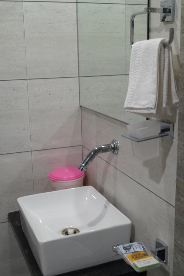 Hotel Midtown Vadodara Kültér fotó