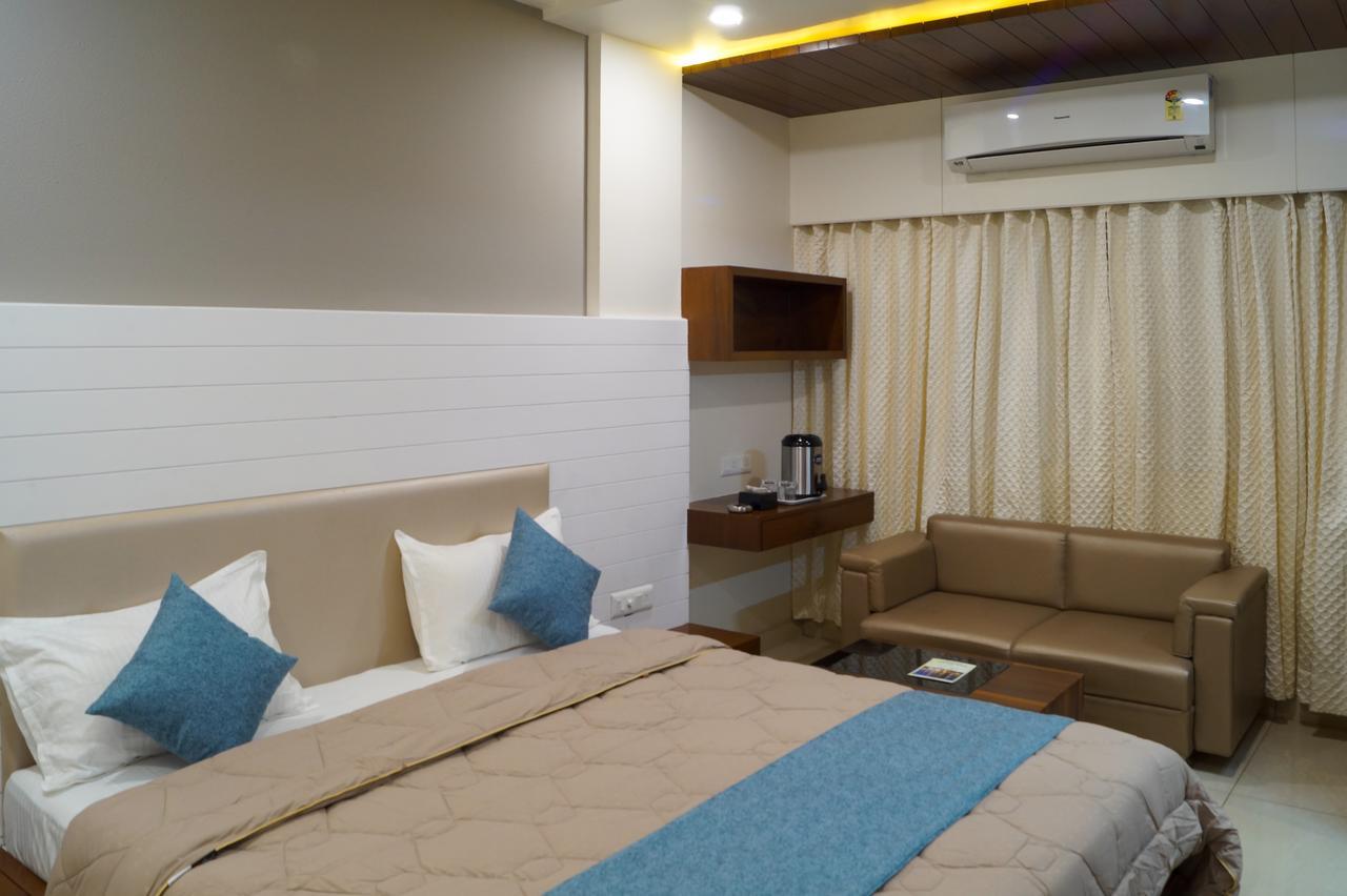 Hotel Midtown Vadodara Kültér fotó