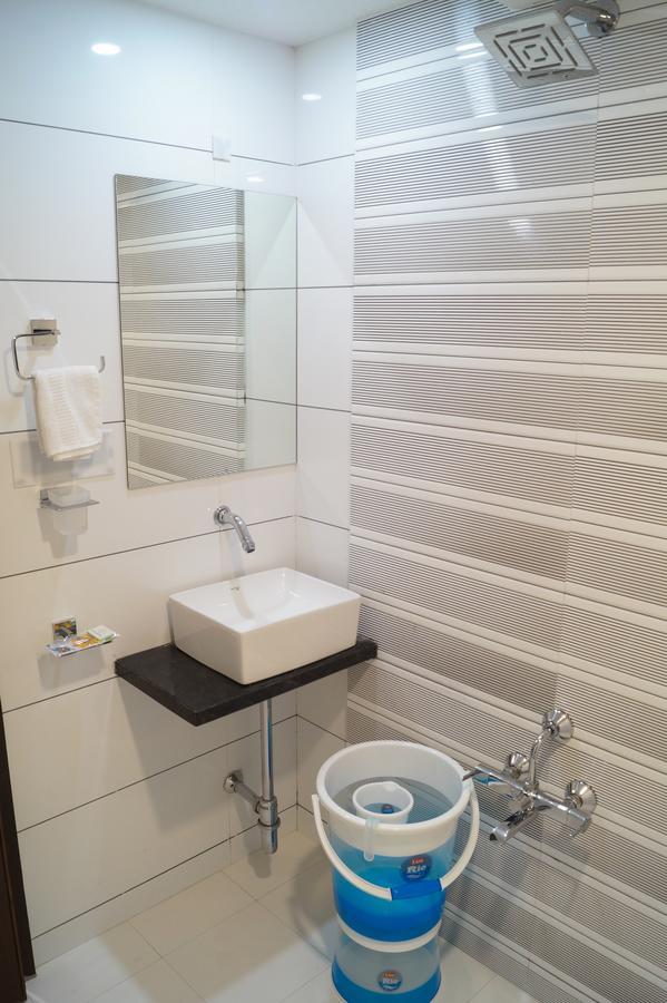 Hotel Midtown Vadodara Kültér fotó