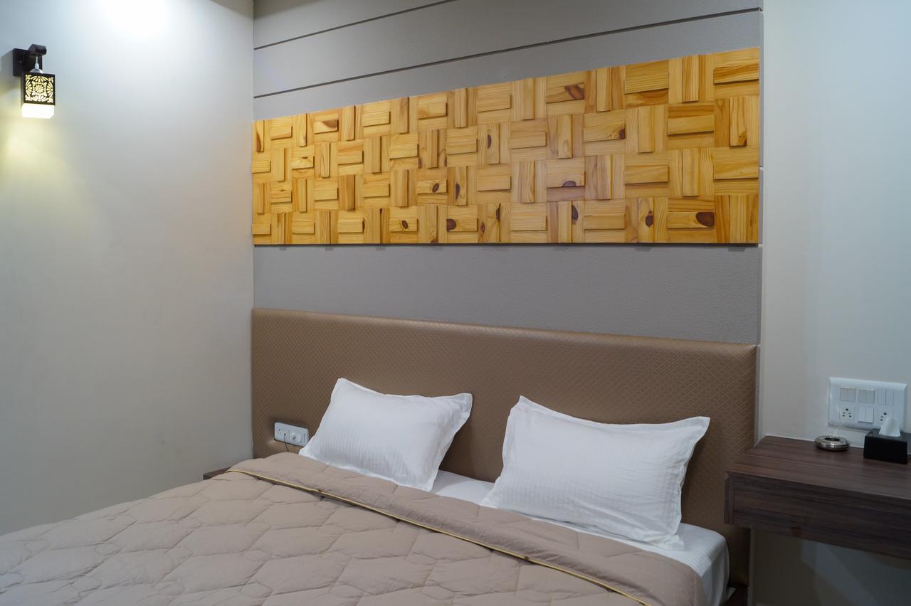 Hotel Midtown Vadodara Kültér fotó