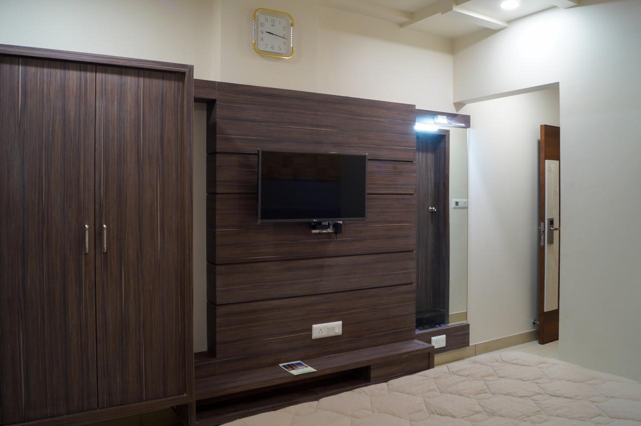 Hotel Midtown Vadodara Kültér fotó