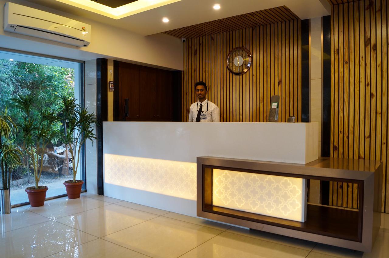 Hotel Midtown Vadodara Kültér fotó