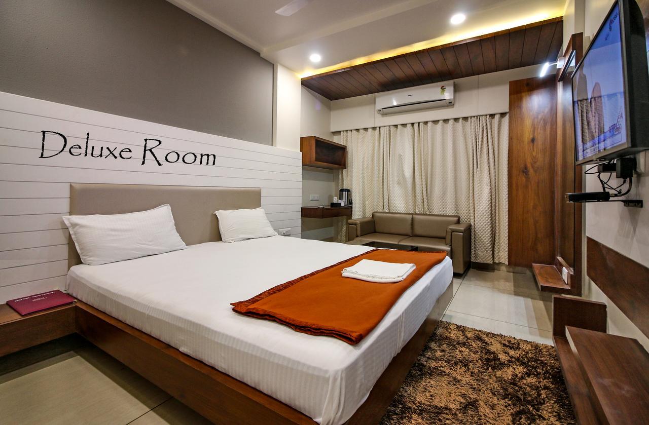 Hotel Midtown Vadodara Kültér fotó