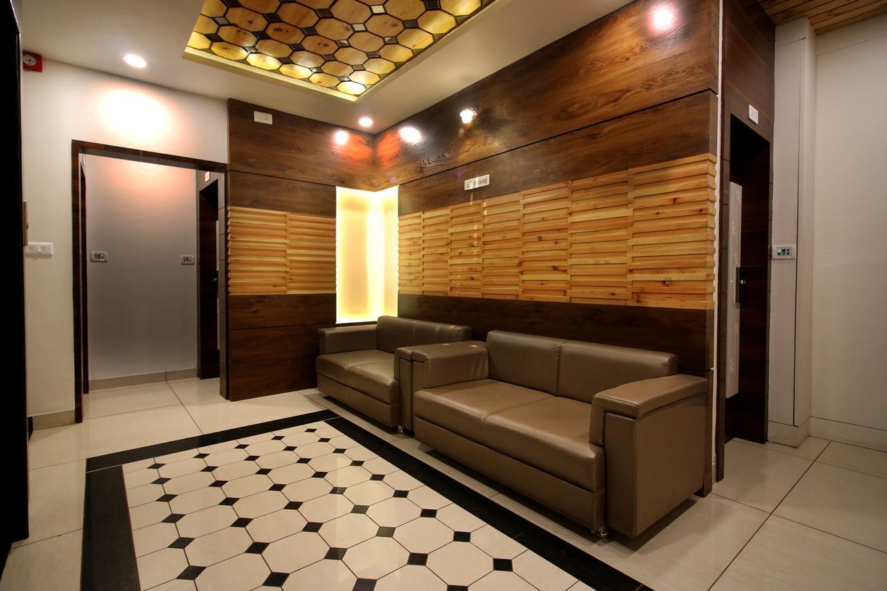 Hotel Midtown Vadodara Kültér fotó